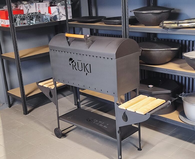 Grils malkas ar vāku, diviem koka plauktiem, apakšējo metāla plauktu un ritenīšiem_personalizēts