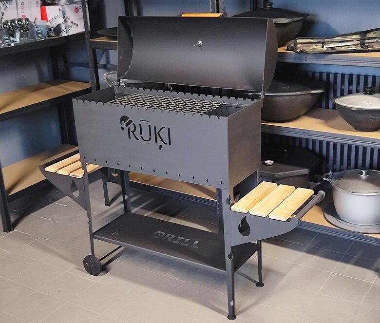Grils malkas ar vāku, diviem koka plauktiem, apakšējo metāla plauktu un ritenīšiem_personalizēts