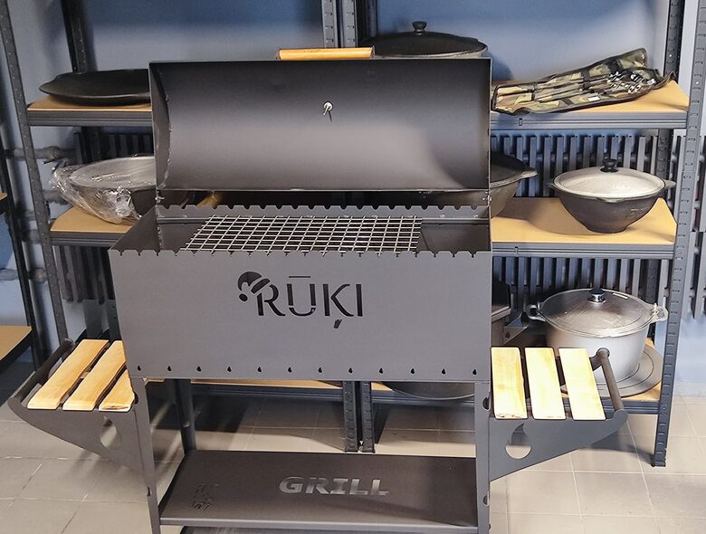 Grils malkas ar vāku, diviem koka plauktiem, apakšējo metāla plauktu un ritenīšiem_personalizēts