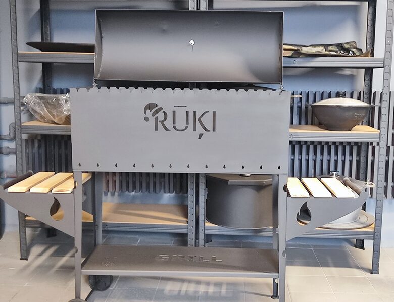 Grils malkas ar vāku, diviem koka plauktiem, apakšējo metāla plauktu un ritenīšiem_personalizēts