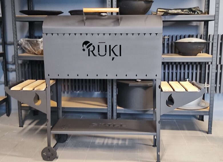 Grils malkas ar vāku, diviem koka plauktiem, apakšējo metāla plauktu un ritenīšiem_personalizēts