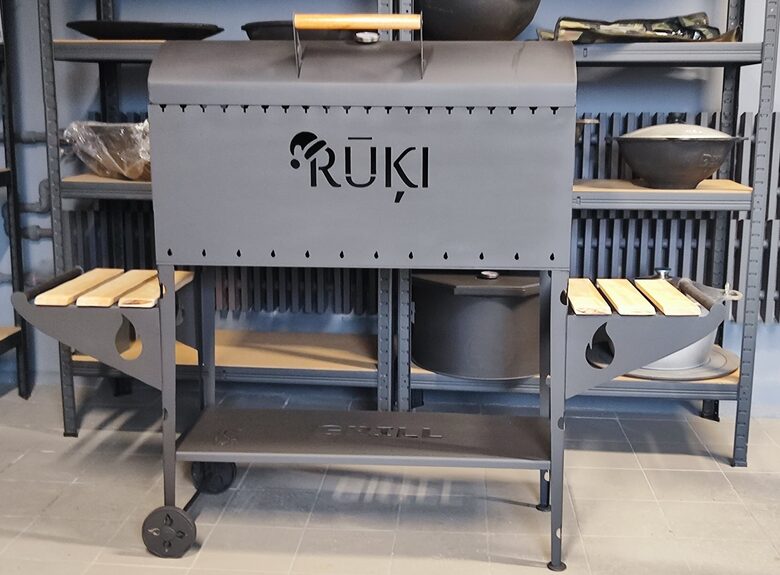 Grils malkas ar vāku, diviem koka plauktiem, apakšējo metāla plauktu un ritenīšiem_personalizēts