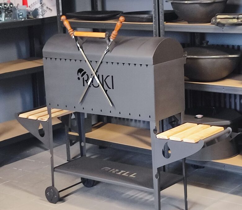 Grils malkas ar vāku, diviem koka plauktiem, apakšējo metāla plauktu un ritenīšiem_personalizēts