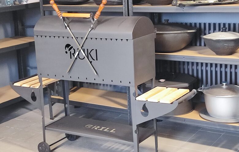Grils malkas ar vāku, diviem koka plauktiem, apakšējo metāla plauktu un ritenīšiem_personalizēts