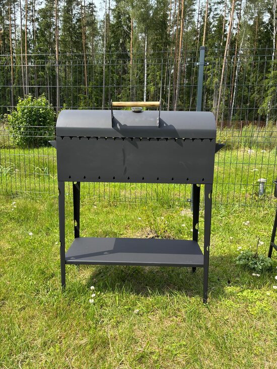 Гриль с крышкой и металлической полкой внизу