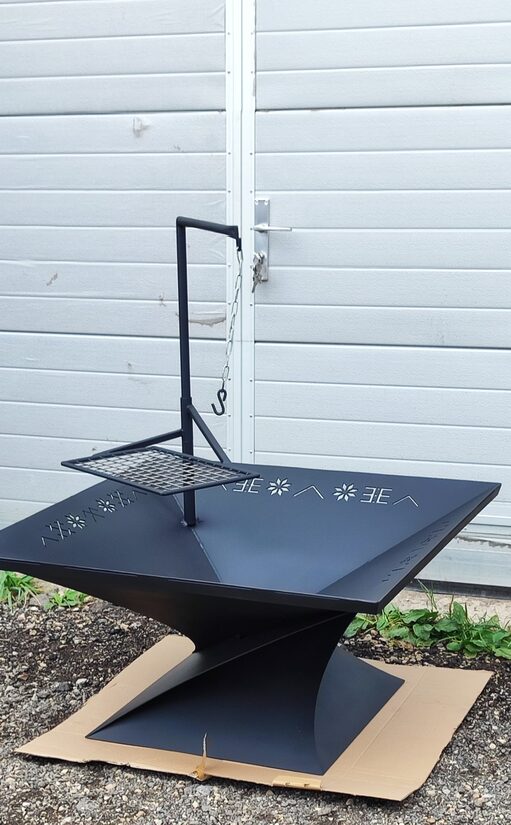 Ugunskura vieta ar statīvu, resti, ķēdi_personalizēta_LV zīmes