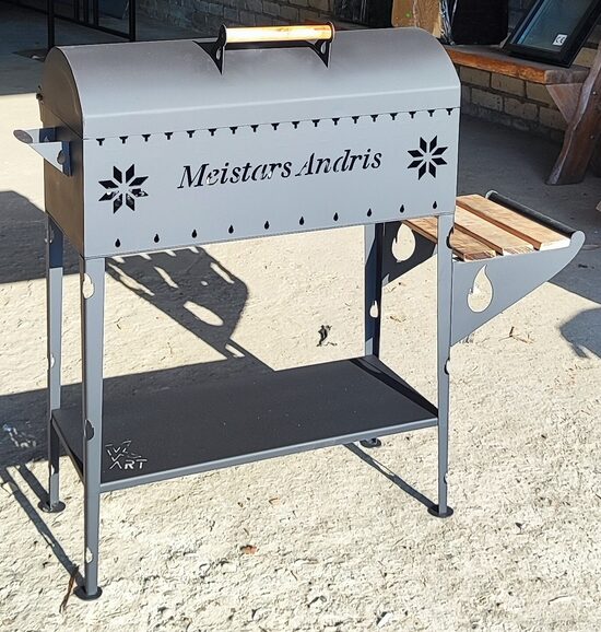 Grils ar vāku un diviem plauktiņiem