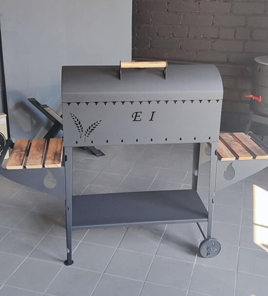Гриль с крышкой, двумя деревянными полками, нижней металлической полкой и колесиками_индивидуальный дизайн