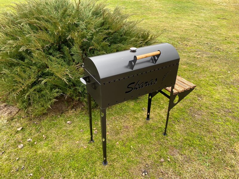 Grill with lid and one shelf