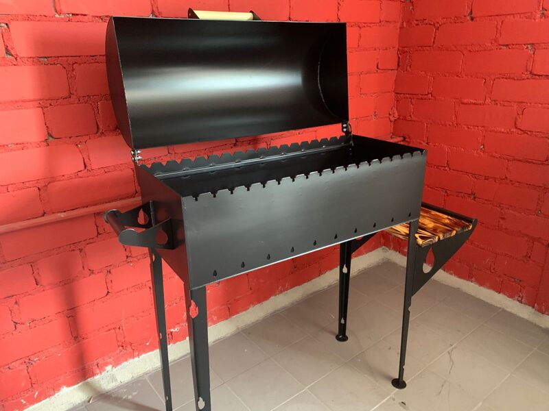 Grill with a lid and one shelf