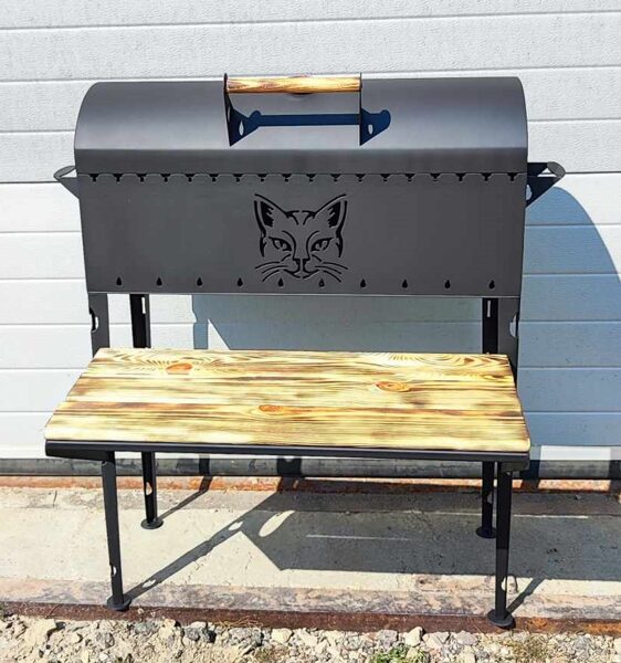 Grill with a lid and one shelf_ in front