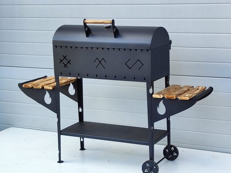Гриль с крышкой, двумя деревянными полками, нижней металлической полкой и колесиками.