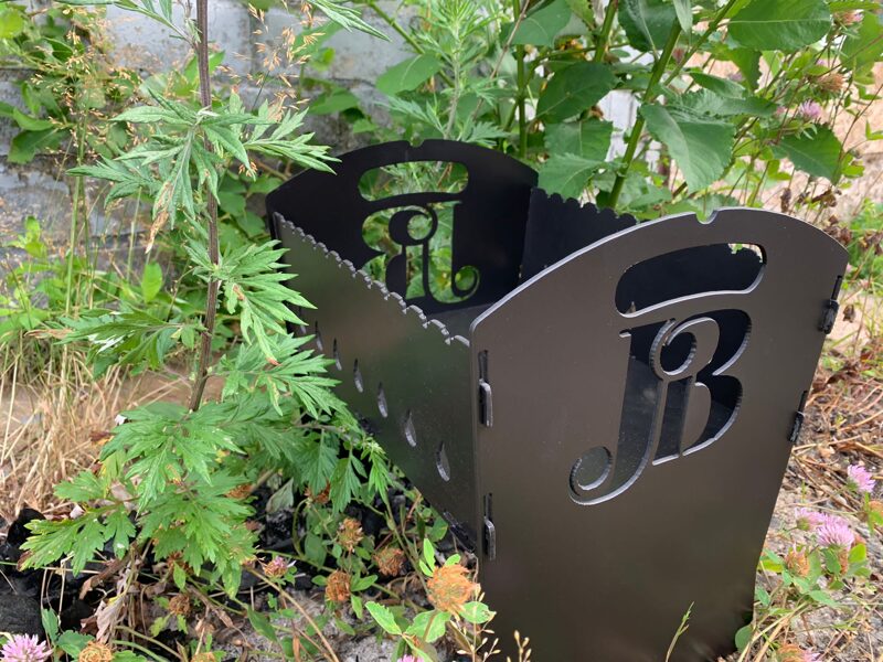 Grils ar iniciāļiem "J B"